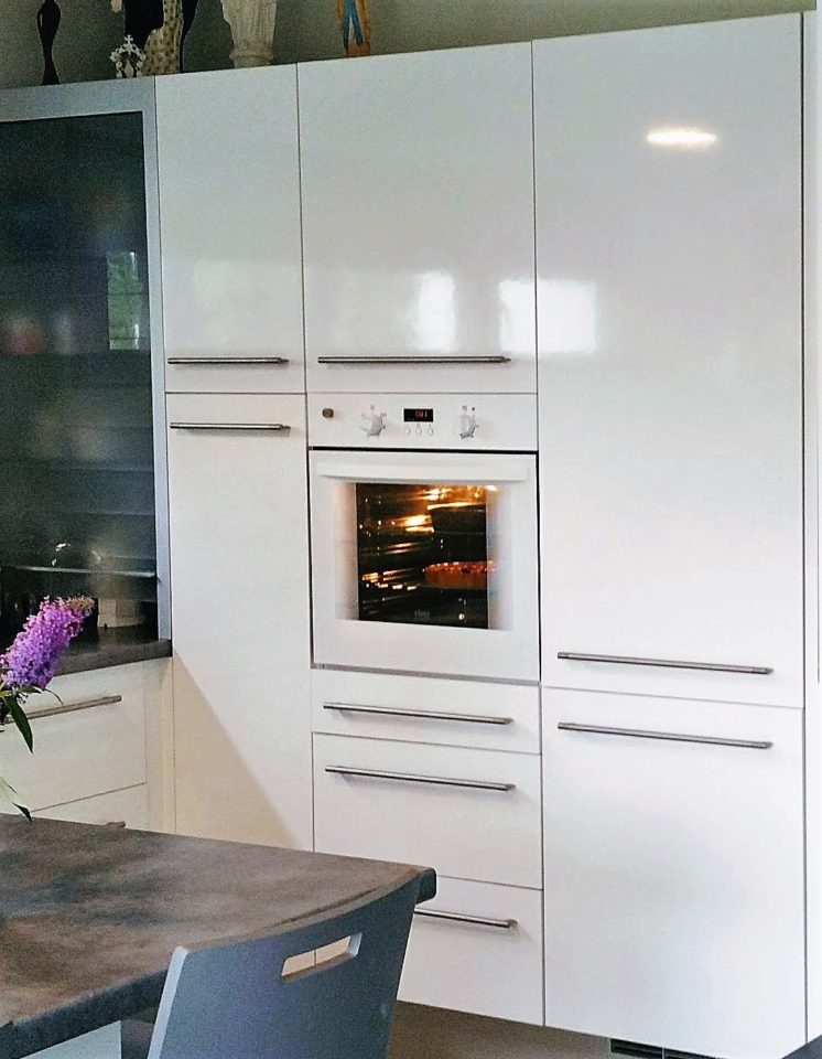 armoire blanche avec four pour cuisine équipée