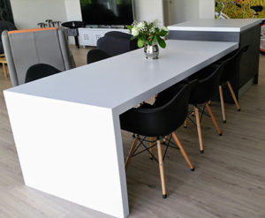 ilot-et-table-repas-en-solid-surface