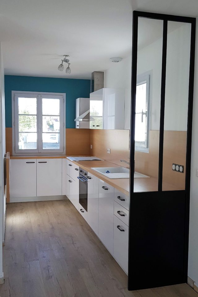 amenagement-cuisine-equipee-meubles-blanc-polaire