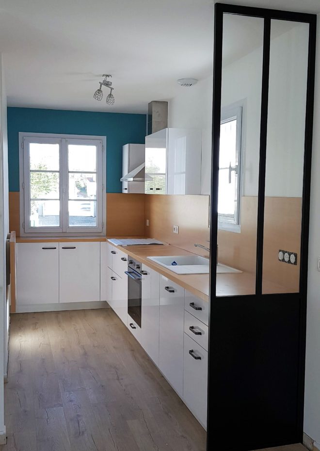 amenagement-cuisine-equipee-meubles-blanc-polaire