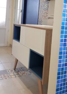 amenagement-salle-de-nain-meuble-graphique-blanc-bleu-en-charente-maritime