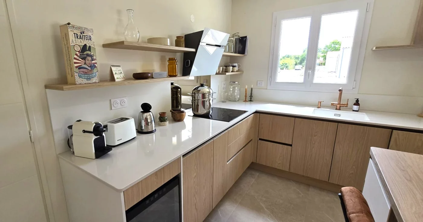amenagement-rangement-cuisine-chene-de-come-poignees-profilees