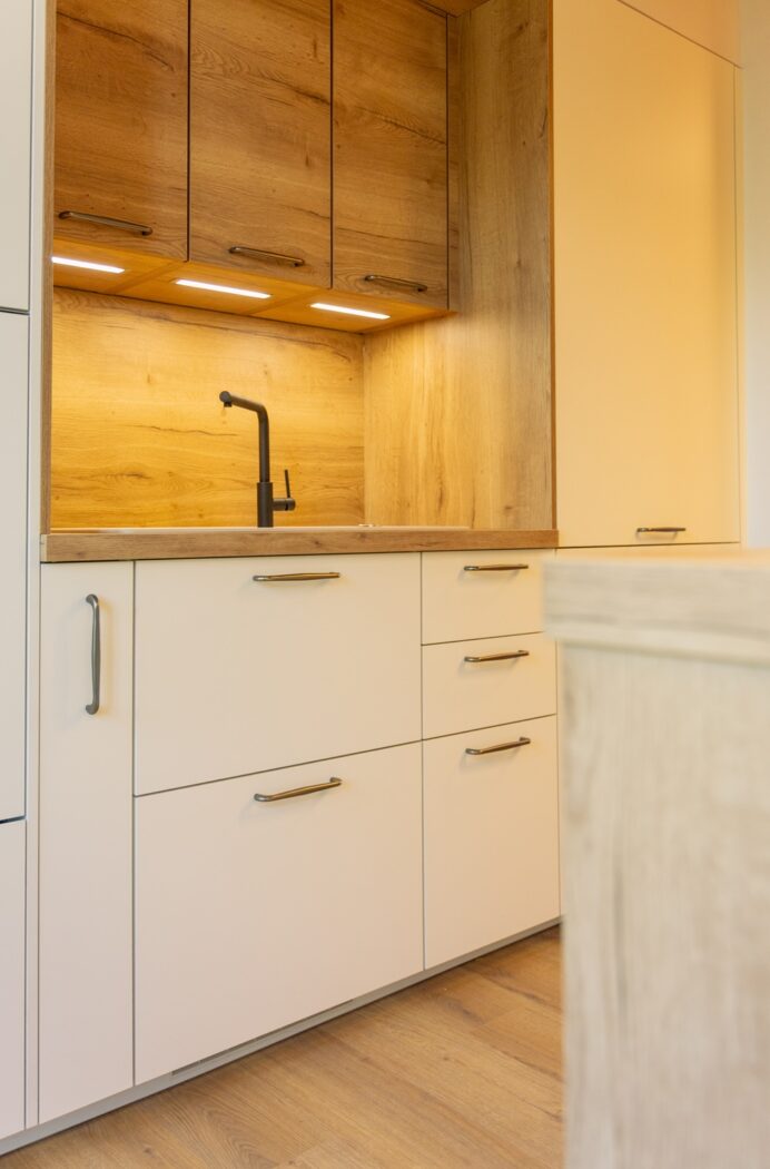 meuble blanc avec niche evier et meubles bois